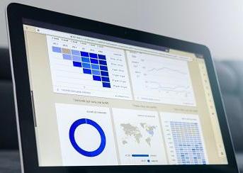 显示图表和统计数据的电脑屏幕